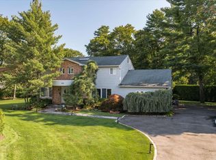 45 Cedar Dr, Roslyn, NY 11576