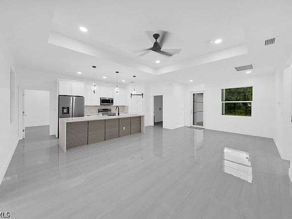 3rd image of 607 W 6th St