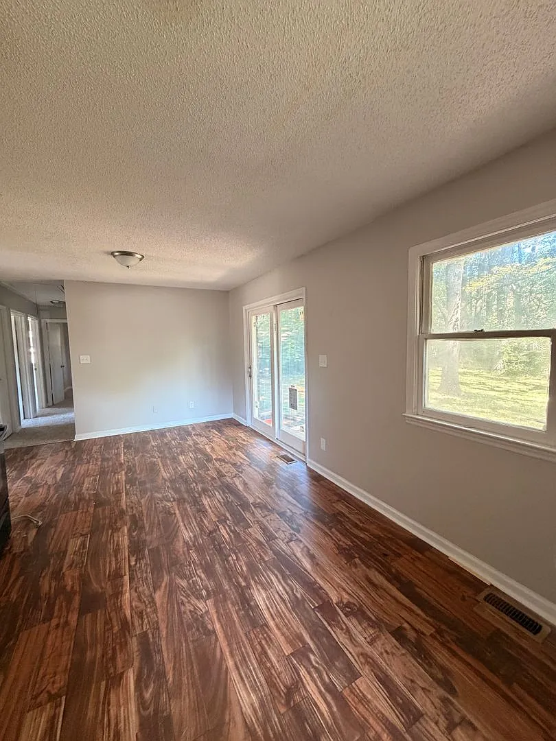 Spacious 3 bedroom 2 bathroom house — Photo 3