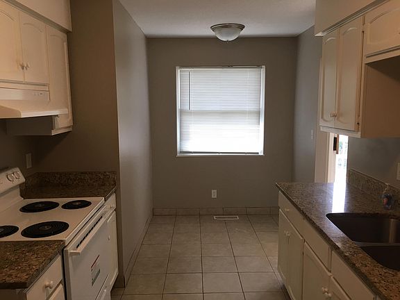 5th image of 10811 W 90th Ter