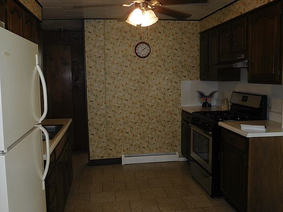 Kitchen w new stove