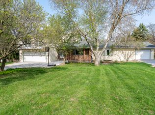 9 Valley View Dr, Blue Grass, IA 52726