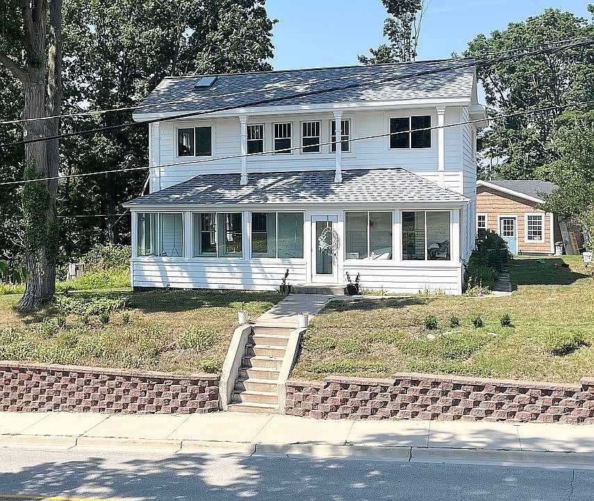 1st image of 318 W Main St