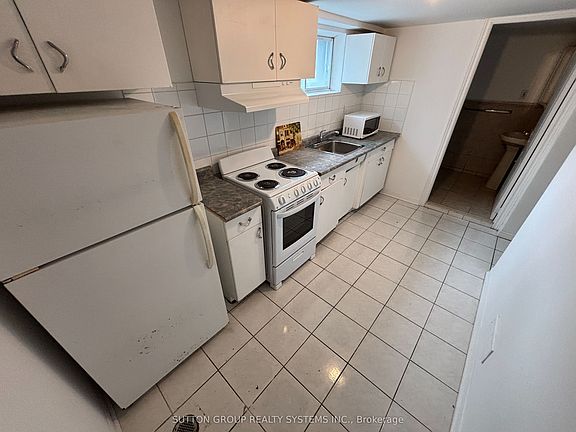 3rd image of 83 Dawes Rd Basement B1