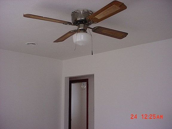 LIVING ROOM W/FAN