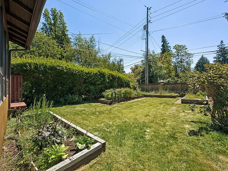 1912 N 122nd St — Photo 16