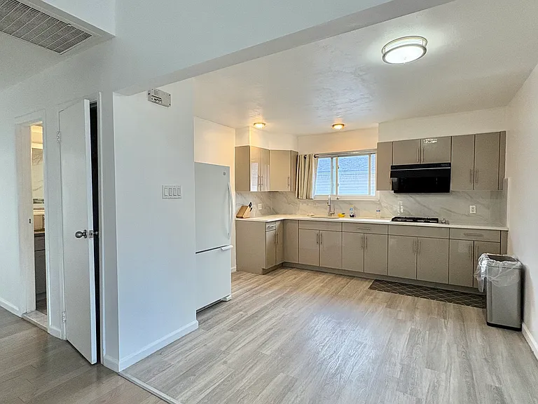1168 Rockland Ave — Photo 4