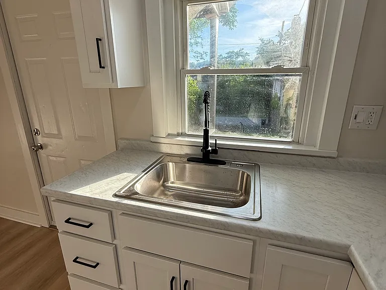 1005 Victoria Ave — Photo 12