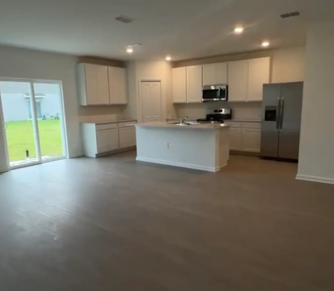 5 bed, 2.5 bath, 2112 sqft, $2,290 — Photo 2