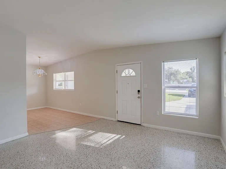 434 E Esther St — Photo 7