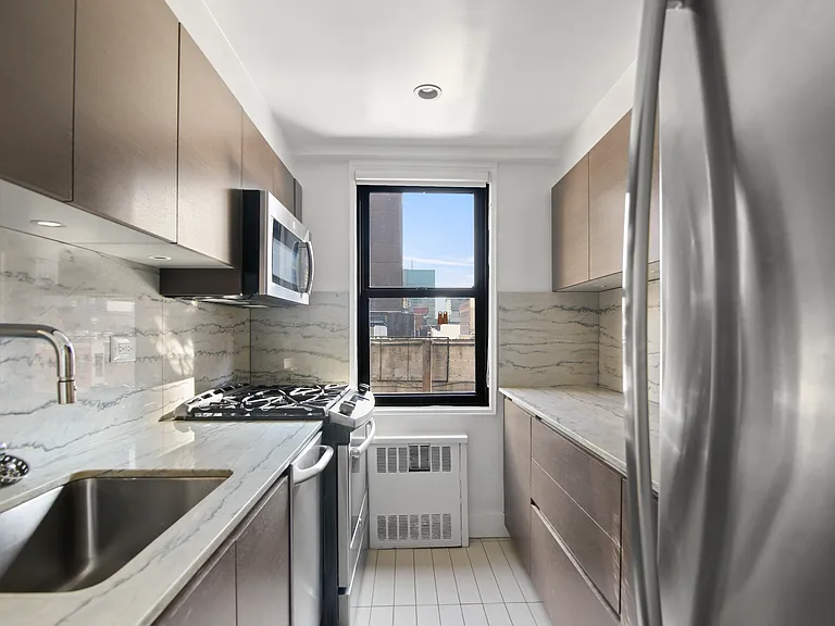 141 E 33rd St #7B — Photo 6