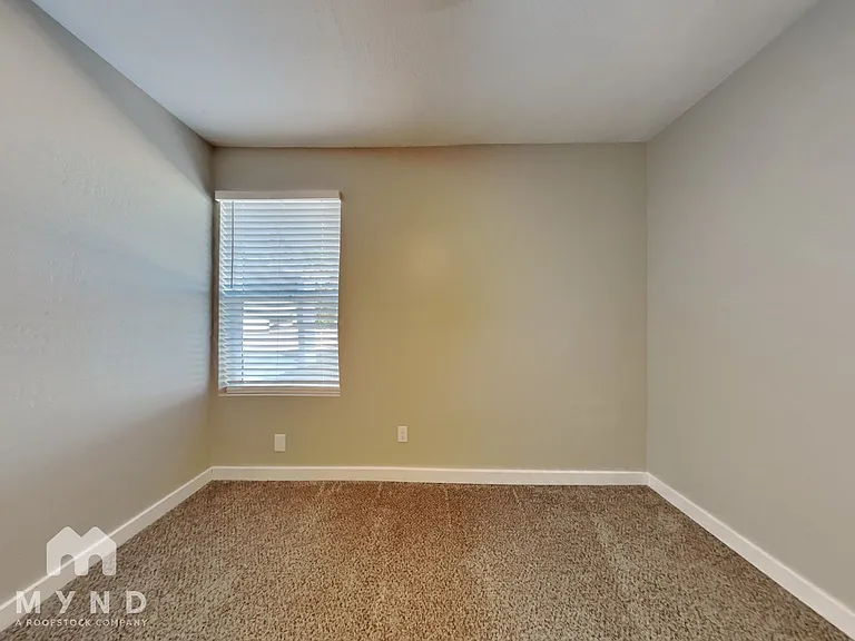 227 W Kerry Ln — Photo 11