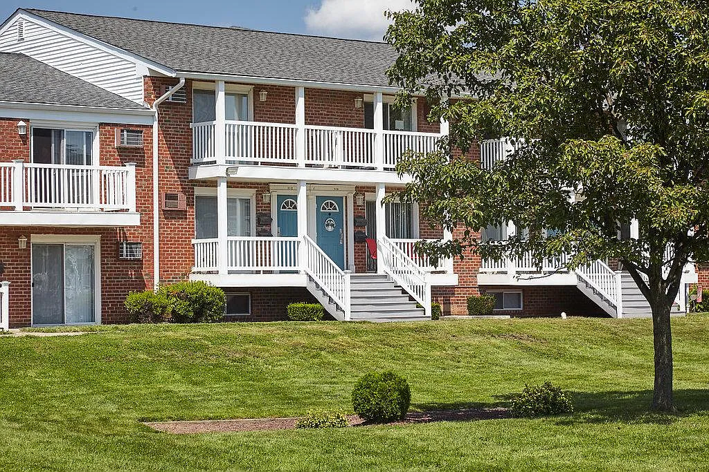 Brittany Springs Apartments — Photo 3