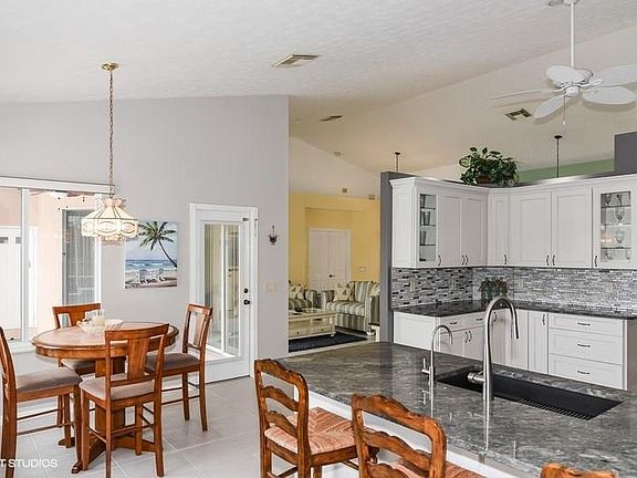 5th image of 1723 SW Mockingbird Dr