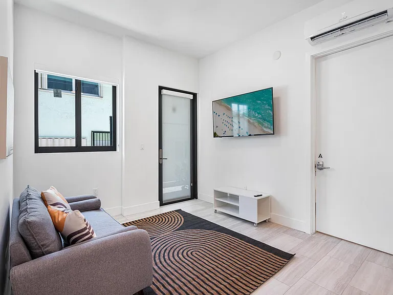 Otto Apartments — Photo 8