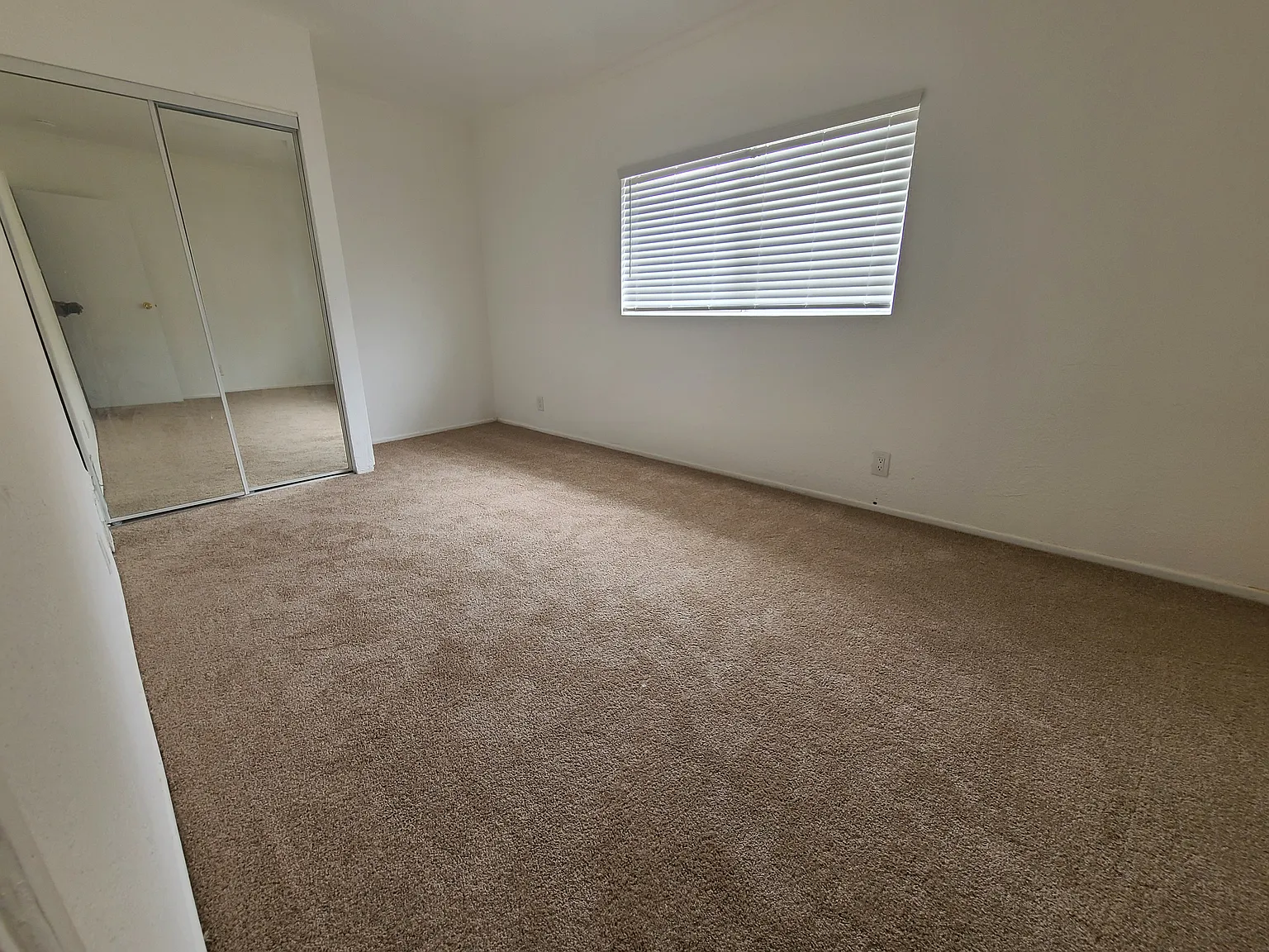 7 bed, 3.5 bath, 3671 sqft, $8,500 — Photo 3