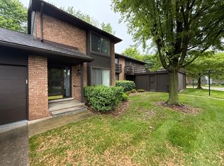 37204 Clubhouse Dr, Sterling Heights, MI 48312
