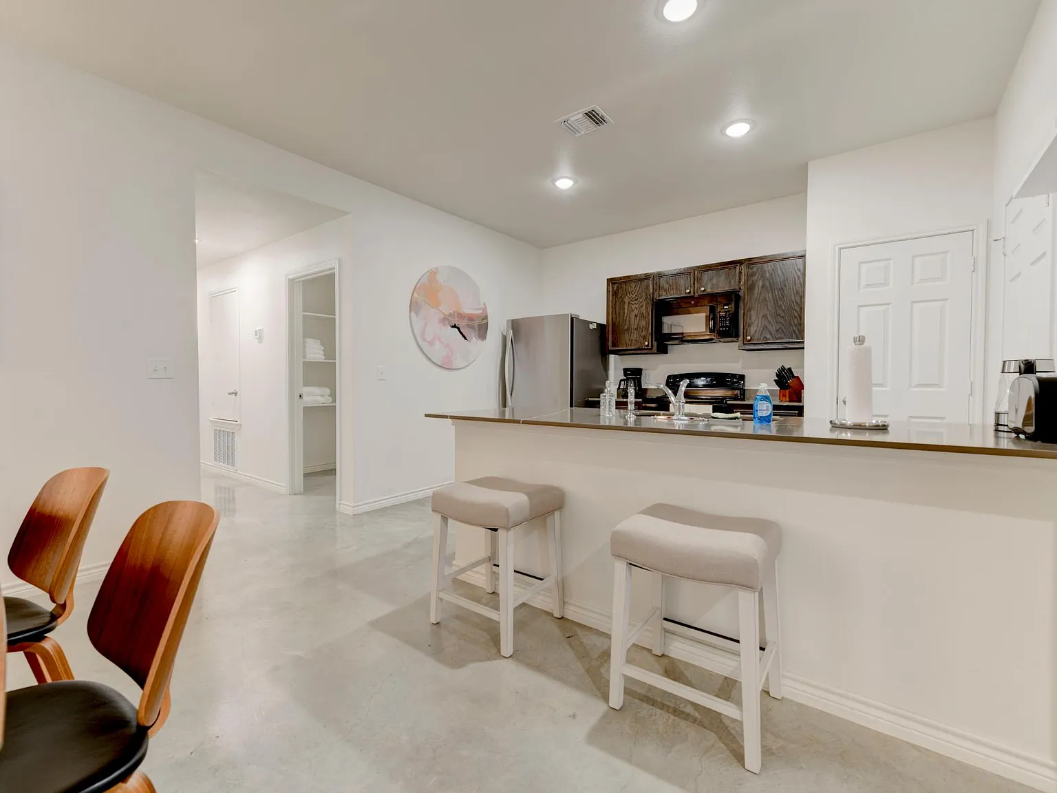 3 bed, 1300 sqft, $3,000 — Photo 2