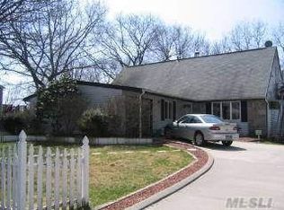 6 Plaza Ln, Selden, NY 11784