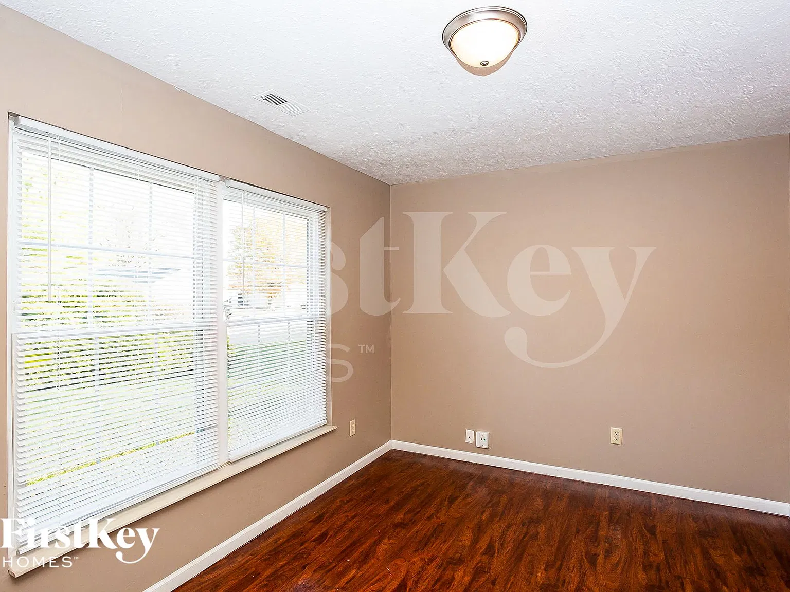4 bed, 2.5 bath, 1672 sqft, $2,010 — Photo 3