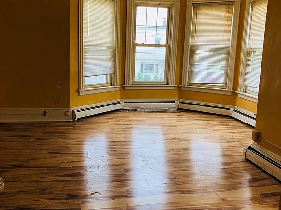4th image of 414 Waterman Ave