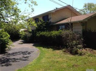 74 Landscape Dr, Wheatley Heights, NY 11798