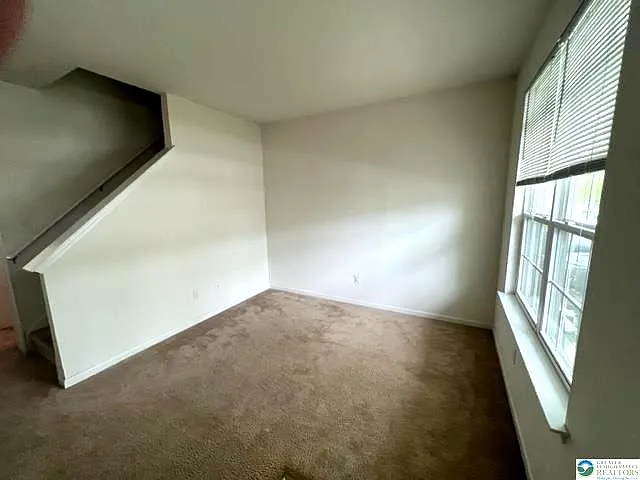 974 King Way — Photo 7