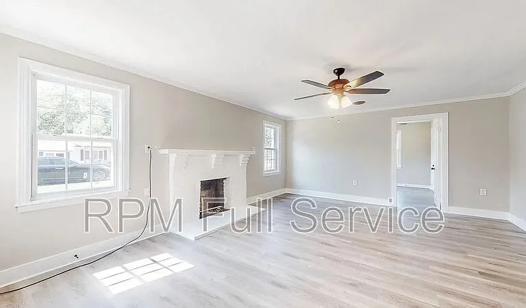 246 E Woodrow St — Photo 10