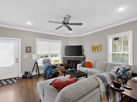 4th image of 207 Camden St