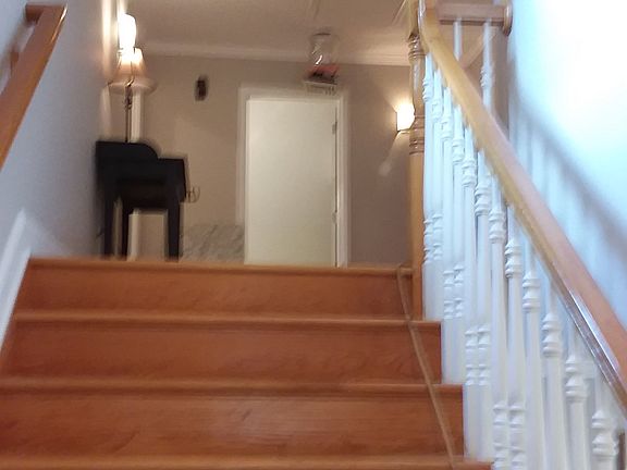 3rd image of 933 Briar Ave