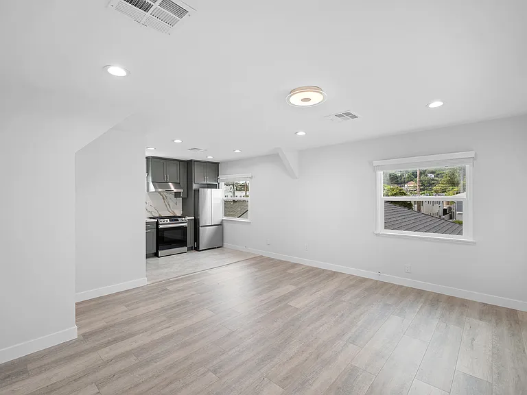 623 E Chevy Chase Dr #D — Photo 3