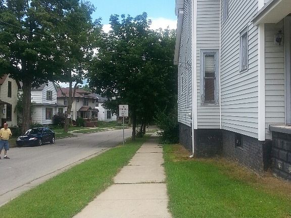 2nd image of 518 W Lexington Ave