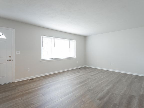 4th image of 827 Woodmore Cir