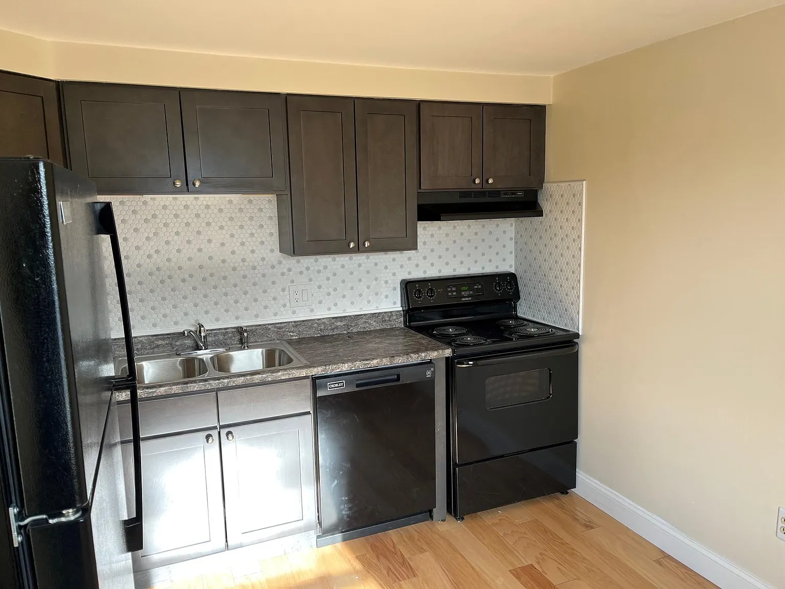 2 bed, 700 sqft, $1,200 — Photo 2