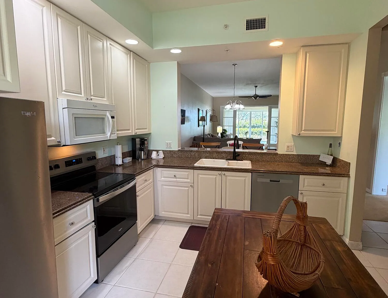 2 bed, 2.0 bath, 1989 sqft, $2,500 — Photo 4