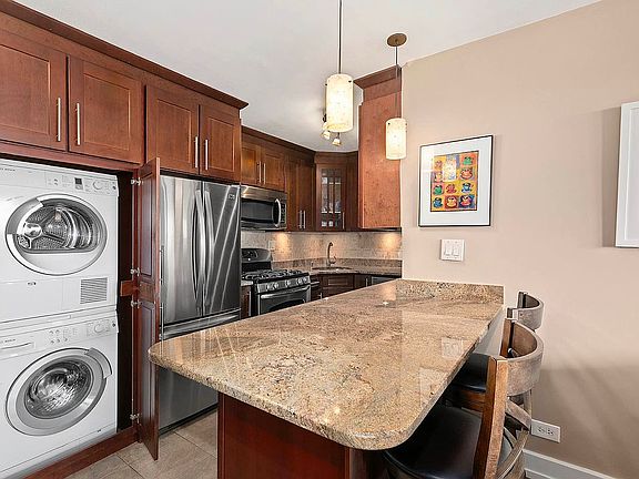 4th image of 340 E 80th St Unit Penthouse H