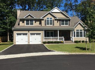 4 King Rd, Kings Park, NY 11754