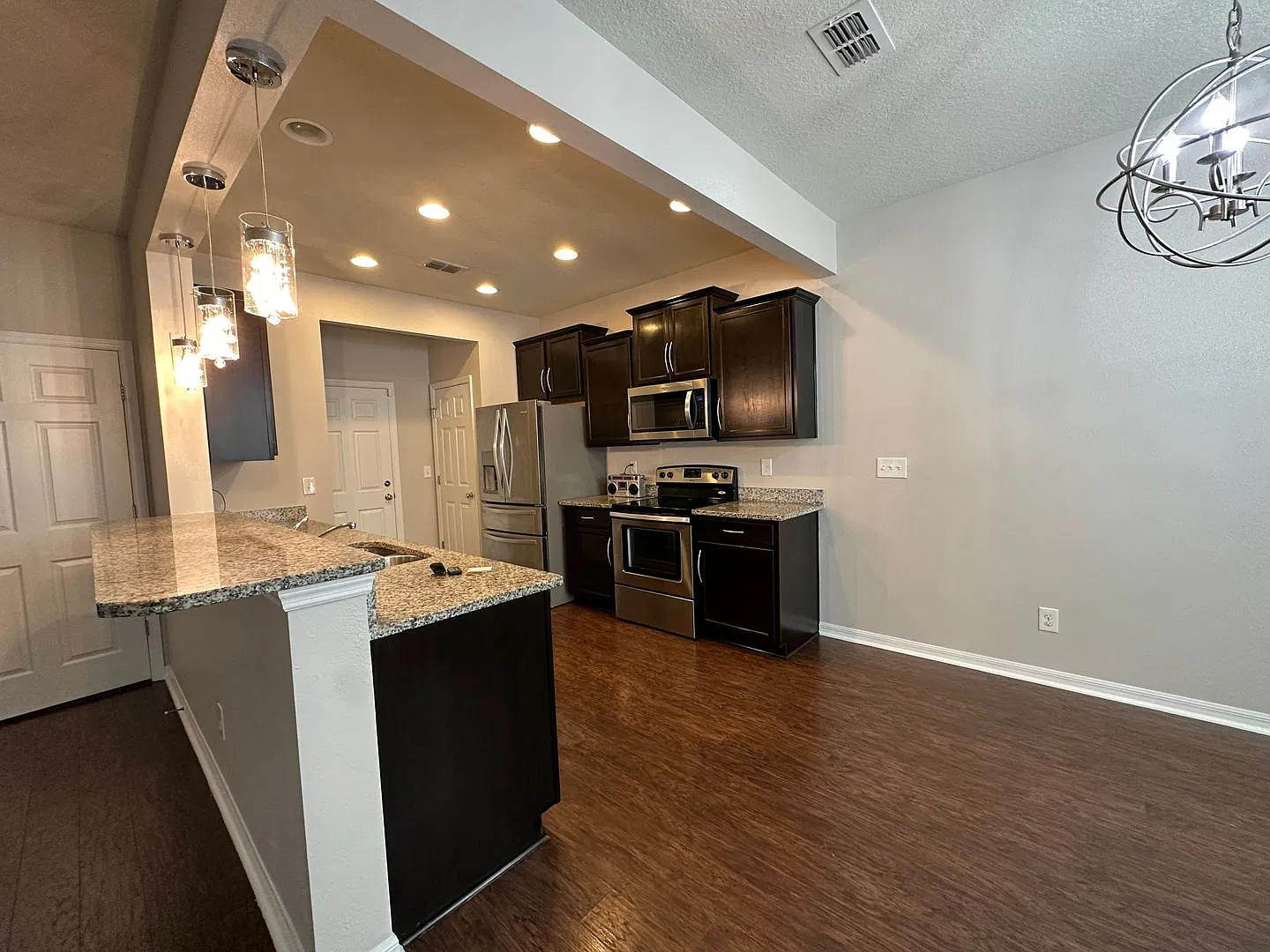 Lovely Bartram Townhome with 2 Car Garage. — Photo 3