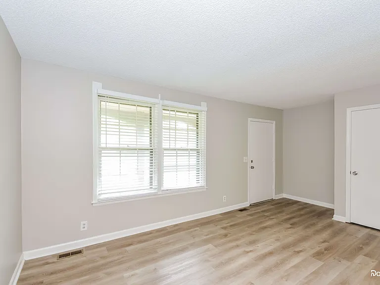 3912 Scotwood Dr — Photo 5