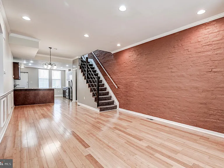 2103 E Madison St — Photo 4