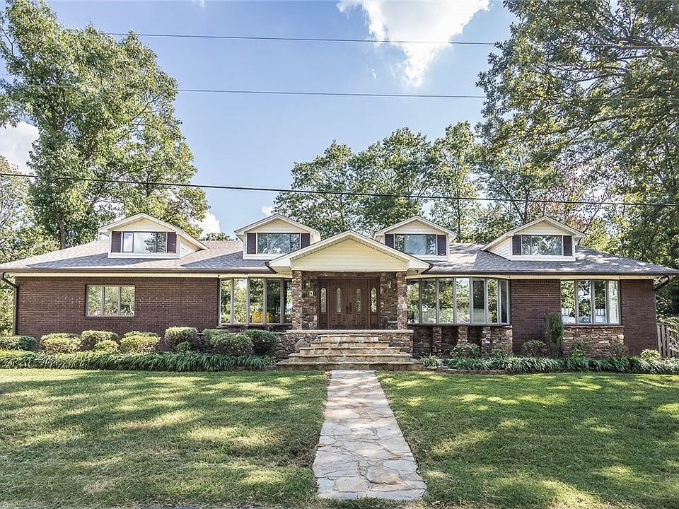 1st image of 2 Pembroke Cir
