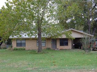 913 Caldwell St, Lexington, TX 78947