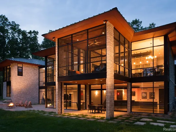 6956 Cooley Lake Rd, White Lake, MI 48383