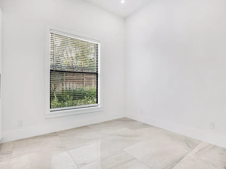 2517 Oceanview Ave E — Photo 13