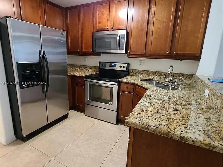3071 Riverside Dr #0 — Photo 2