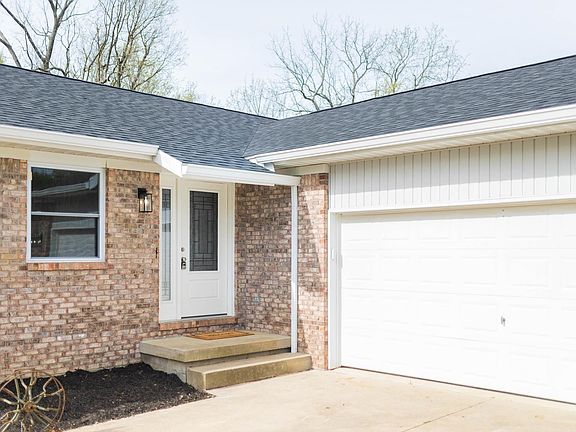 2nd image of 816 E Meadowlands Dr