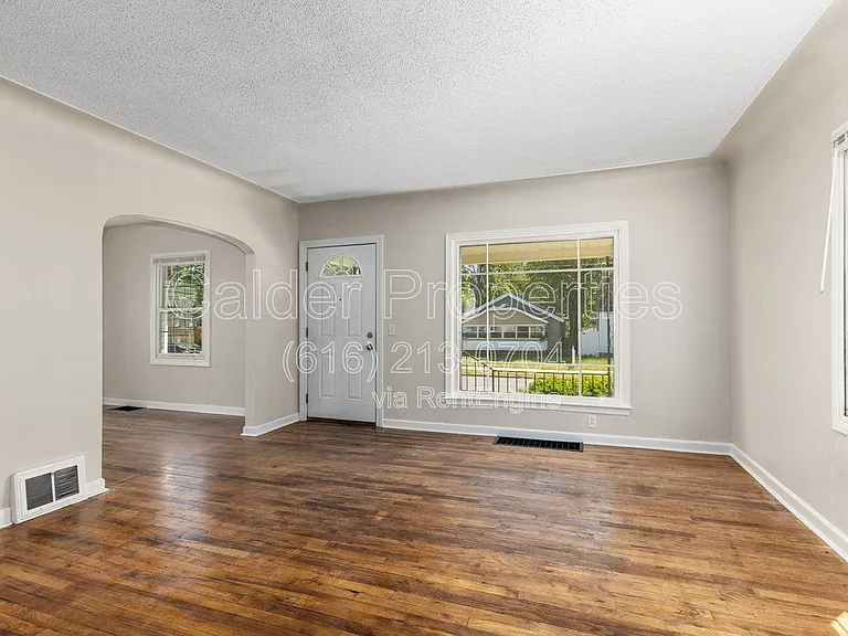 1031 Merrifield St SE — Photo 2