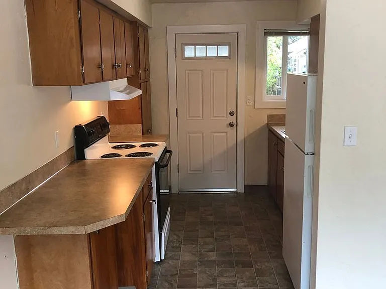 323 E 18th Aly — Photo 4
