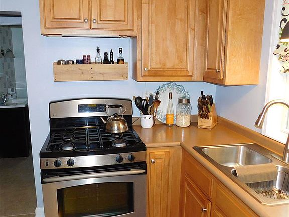 4th image of 416 Balsam St