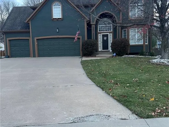 409 NE Sapphire Ln, Lees Summit, MO 64064